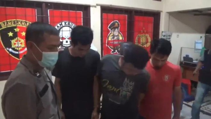 Pelaku pencurian aset Pemko Tanjungbalai saat diamankan di Polsek (Foto: Istimewa)