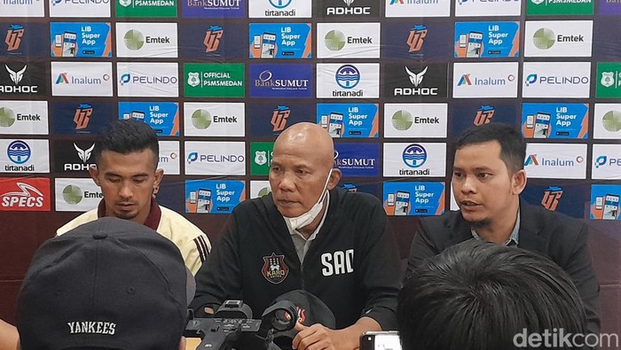 Pelatih Karo United, Suharto AD memberikan keterangan usai pertandingan. (Nizar Aldi/detikSumut)