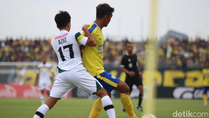 Pemain Gresik United saat melawan Pesikab Bandung