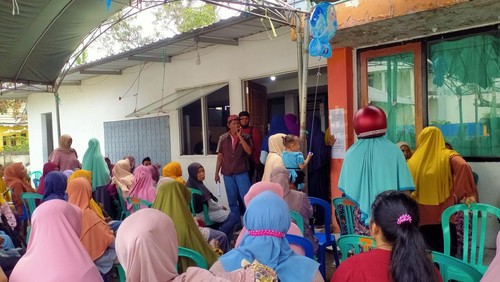 Suasana antrian warga penerima BLT-BBM di kantor Pos Dompu.