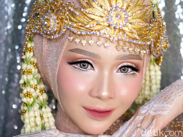 Pengantin wanita yang dirias oleH MUA @achietns. Pengantin wanita yang dirias oleH MUA @achietns.