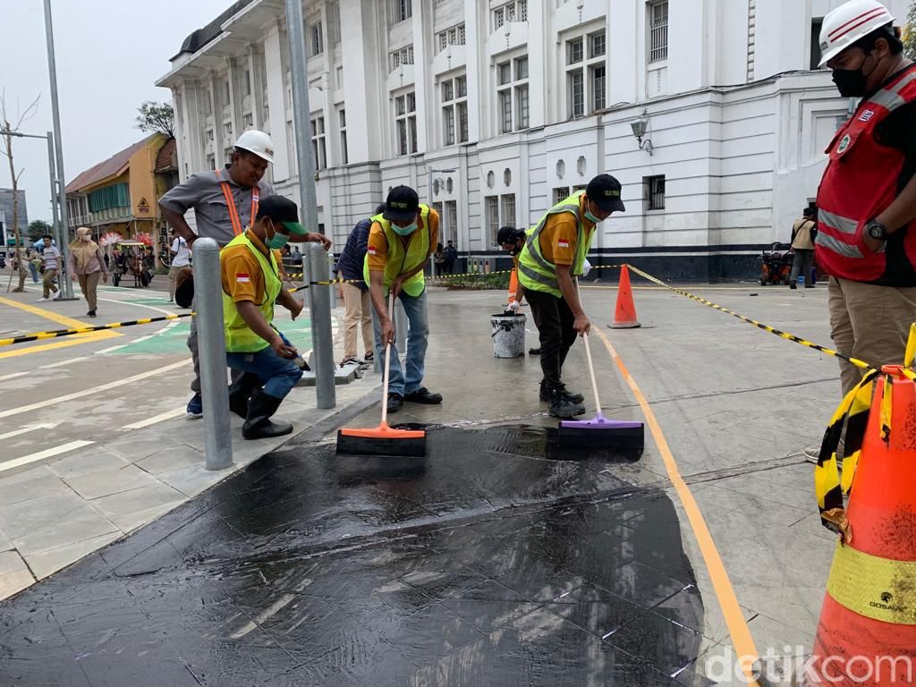 Pada 10 September 2022, pemasangan marka jalan berupa lapisan anti selip di sudut Jalan Bindu Besar Utara Kota Tua, yang rawan pengendara sepeda motor tergelincir.  (Mulia Budi/Tedikcom)