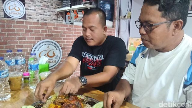 Pengunjung saat menikmati Nasi Kebuli Ayam di Asahan (Perdana/detikSumut)