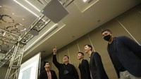 Dengan teknologi Automatic CoverageTM, MXA920 menyediakan pengambilan audio yang telah diprogram sehingga hanya diperlukan persiapan minimal, secara dramatis mengurangi waktu dan biaya pengembangan untuk integrator.MXA920 juga menggunakan Next Generation Array Architecture untuk pengambilan terarah yang ditingkatkan dan percakapan yang lebih alami.Ditambah lagi, IntelliMix DSP onboard menghadirkan kinerja bebas kebisingan dan gema serta kejernihan audio yang belum pernah ada sebelumnya dan kejelasan ucapan untuk konferensi AV di seluruh tipe ruangan—ruang rapat eksekutif, ruang kelas hibrida pendidikan tinggi, ruang pertemuan perusahaan, dan pemerintah.