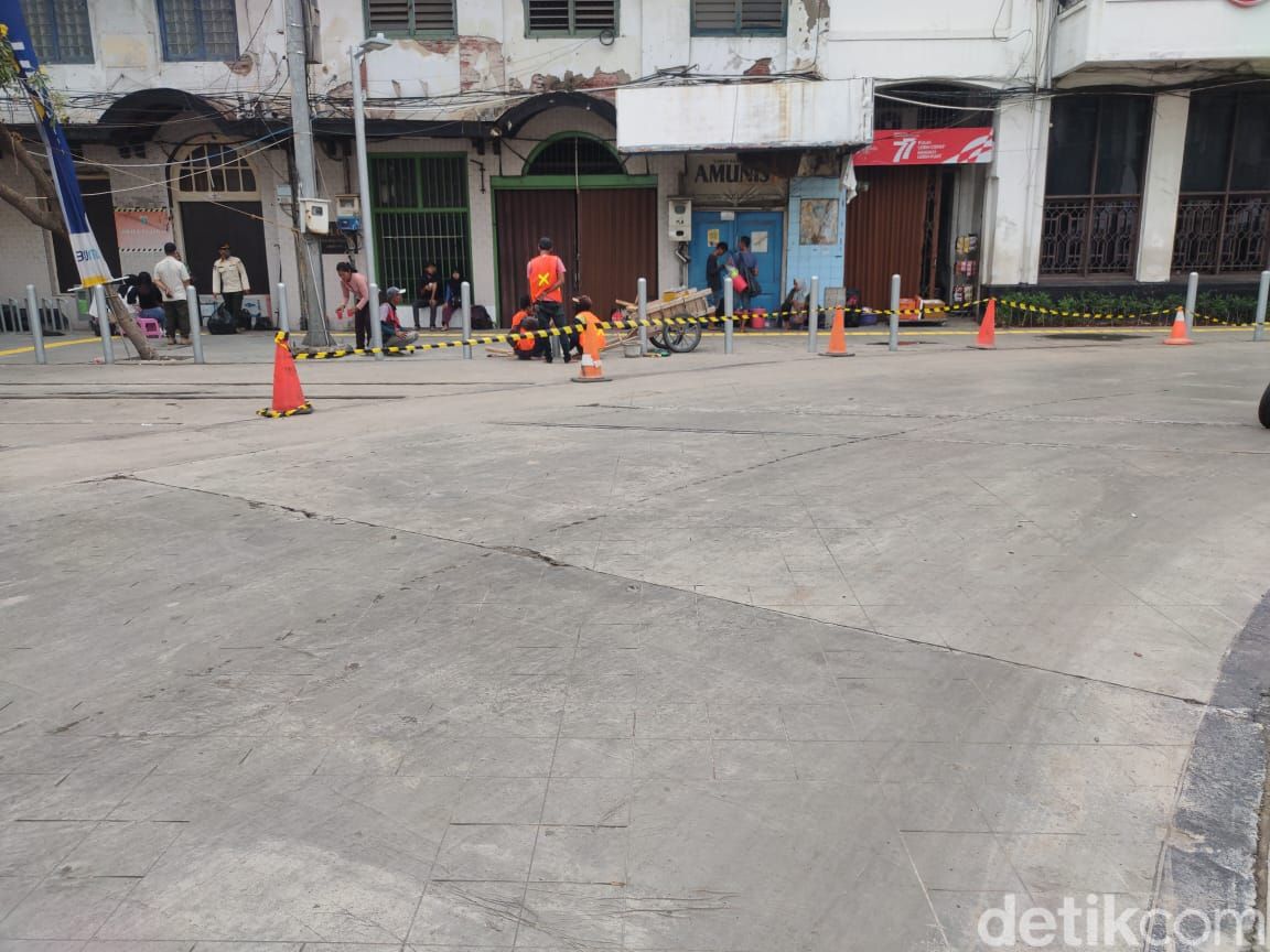 Permukaan tikungan Jl Pintu Besar Utara di Kota Tua yang viral bikin para pemotor jatuh tergelincir. 10 September 2022 pukul 12.00 WIB. (Mulia Budi/detikcom)
