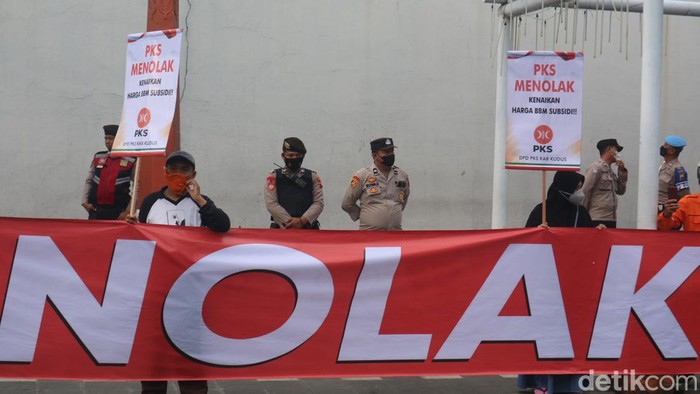 Massa PKS menggelar demo di jalan Sunan Kudus tolak kenaikan BBM subsidi, Sabtu (10/9/2022).