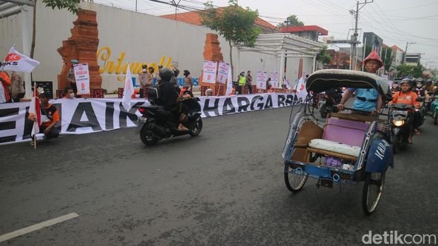 Massa PKS menggelar demo di jalan Sunan Kudus tolak kenaikan BBM subsidi, Sabtu (10/9/2022).