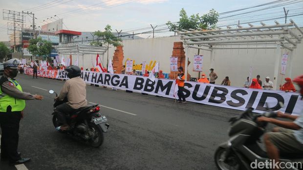 Massa PKS menggelar demo di jalan Sunan Kudus tolak kenaikan BBM subsidi, Sabtu (10/9/2022).