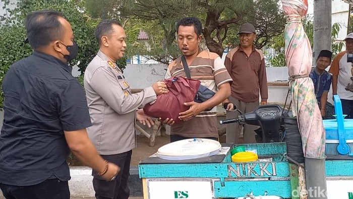Polisi beri bansos