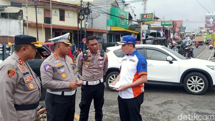 Polisi olah TKP kecelakaan bus pariwisata dengan empat kendaraan di Wonosobo yang menewaskan enam orang, Sabtu (10/9/2022).