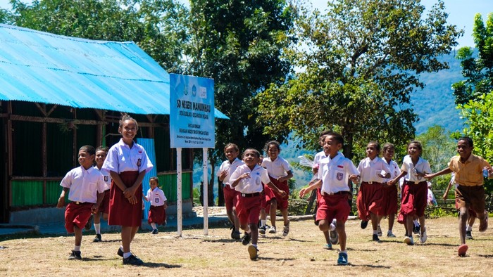 Potret Anak-anak Pedalaman NTT Besekolah