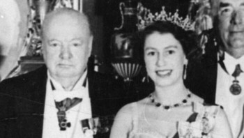 Saat bersama dengan Perdana Menteri Winston Churchill. Foto: (Bored Panda).