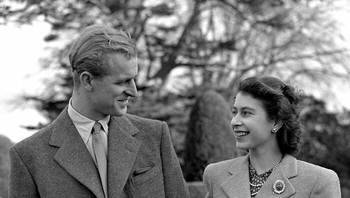 Mesranya Ratu Elizabeth II dengan sang suami, Pangeran Philip. Foto: (Bored Panda).