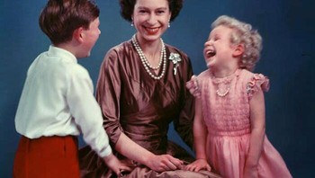 Ratu Elizabeth II bersama Pangeran Charles dan Putri Anne. Foto: (Bored Panda).