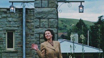 Ketika Sang Ratu sedang beristirahat sejenak dari tugasnya di Royal Natal National Park di Afrika Selatan. Foto: (Bored Panda).