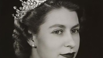Foto pertama Ratu Elizabeth II setelah resmi menjabat sebagai Ratu. Foto: (Bored Panda).
