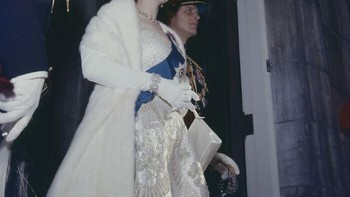 Ratu melakukan 22 kunjungan resmi ke Kanada. Foto ini menandai saat Ratu berusia 31 tahun, saat menghadiri jamuan makan malam kenegaraan di Ottawa setelah membuka parlemen Kanada. Foto: (Bored Panda).