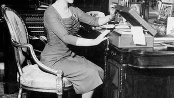 Setiap harinya, Ratu Elizabeth II menerima kotak merah berisi beberapa dokumen untuk dibaca dan ditandatangani. Foto: (Bored Panda).