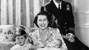 Foto keluarga Ratu Elizabeth II yang penuh senyum kebahagiaan. Foto: (Bored Panda).
