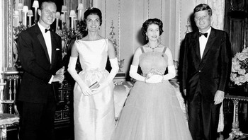 Momen bersama Pangeran Philip, Jackie Kennedy, Ratu Elizabeth II, dan Presiden Amerika John F. Kennedy. Foto: (Bored Panda).