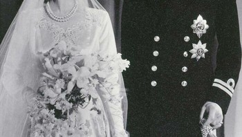 Angggun dan elegannya Ratu Elizabeth II bersama Pangeran Philip. Foto: (Bored Panda).