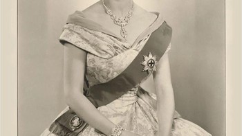Dorothy Wilding mengambil foto pertama Ratu Elizabeth II yang berusia 25 tahun, setelah penobatannya pada tahun 1952. Foto: (Bored Panda).