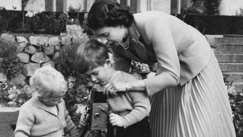Di sini Ratu Elizabeth II menunjukkan kepada Pangeran Charles cara memotret adik perempuannya yang masih balita di luar Kastil Balmoral. Foto: (Bored Panda).