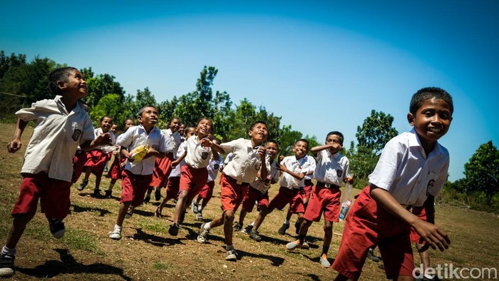 SDN Manuinhau di pedalaman NTT hanya memiliki 3 ruangan kelas tanpa listrik. Di tengah keterbatasan ini, anak-anak tetap bersemangat. Salut.