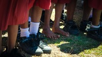 Salah satu siswa juga masih semangat bersekolah meski tidak memiliki sepatu.