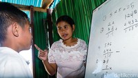 SD Negeri Manuinhau adalah nama dari sekolah dari sekitar 44 anak yang terdiri dari 3 ruangan kelas. Anak-anak pun harus belajar dengan fasilitas seadanya seperti papan tulis yang seadanya dan juga buku yang tak banyak.
