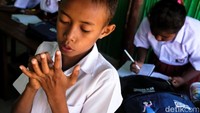 Kepala Sekolah SD Manuinhau Maria Anita mengatakan anak-anak di SD Manuinhau memang punya fasilitas yang terbatas, namun keinginan mereka untuk belajar sangatlah tinggi. Penyerapan dari anak-anak pun sangat cepat.