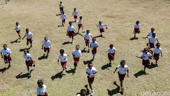 SDN Manuinhau di pedalaman NTT hanya memiliki 3 ruangan kelas tanpa listrik. Di tengah keterbatasan ini, anak-anak tetap bersemangat. Salut.