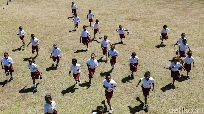 SDN Manuinhau di pedalaman NTT hanya memiliki 3 ruangan kelas tanpa listrik. Di tengah keterbatasan ini, anak-anak tetap bersemangat. Salut.