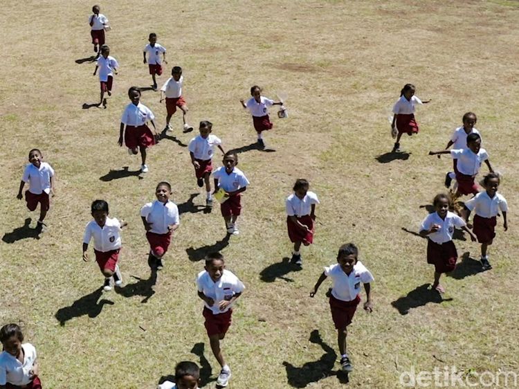 Semangat Anak Pedalaman NTT Belajar di Tengah Keterbatasan