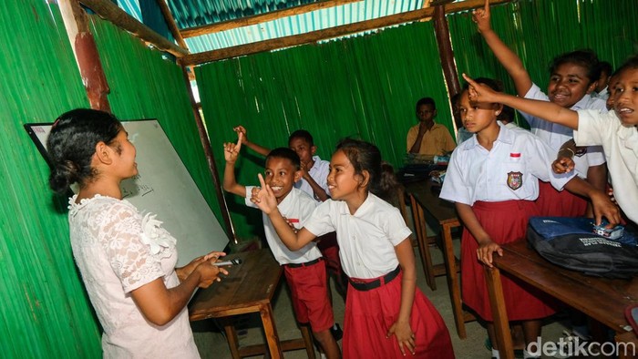 Potret Semangat Anak Pedalaman NTT Belajar di Tengah Keterbatasan SDN Manuinhau di pedalaman NTT hanya memiliki 3 ruangan kelas tanpa listrik. Di tengah keterbatasan ini, anak-anak tetap bersemangat. Salut.