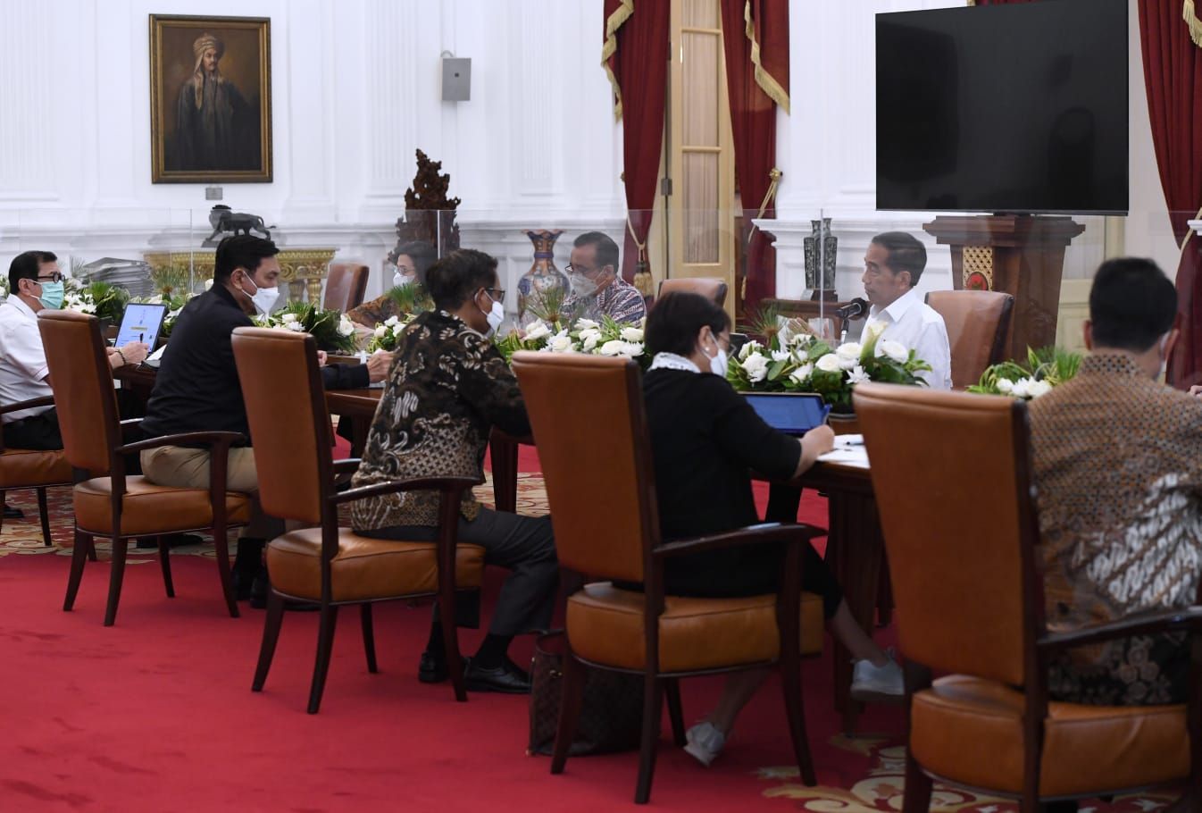 Presiden Joko Widodo memimpin rapat bersama jajarannya yang secara khusus membahas mengenai visa on arrival (VoA) dan Kartu Izin Tinggal Terbatas (Kitas). Rapat tersebut digelar di Istana Merdeka, Jakarta, pada Jumat, 9 September 2022. (Foto: Lukas - Biro Pers Sekretariat Presiden)