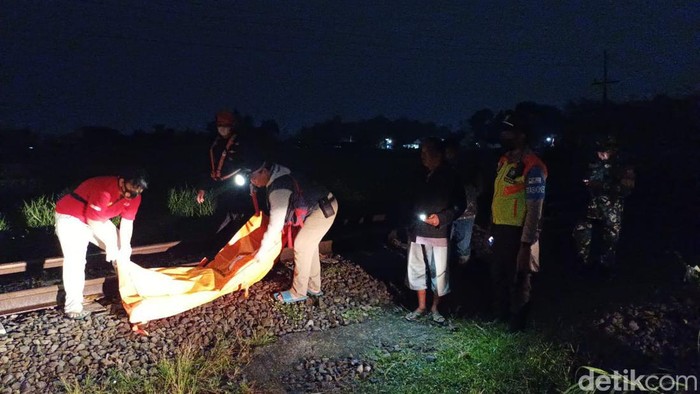 Pria tertabrak kereta api di Blitar