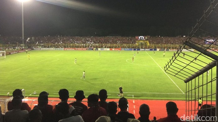 PSM Makassar Vs Persebaya Surabaya.