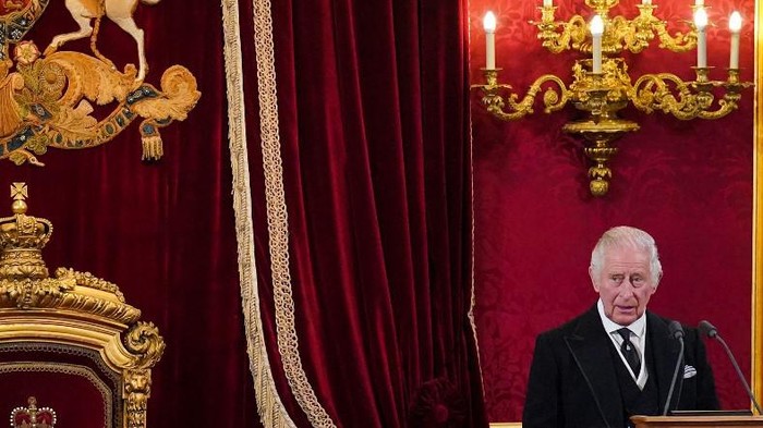 Raja Charles III berbicara dalam pertemuan Dewan Aksesi di Istana St Jamess di London pada 10 September 2022. (Jonathan Brady / POOL / AFP)