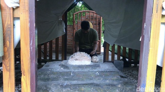 Makam atau tempat persemayaman abu layon yakni abu jenazah Dewi Indu yang merupakan seorang Raja Lasem pada tahun 1351 M.