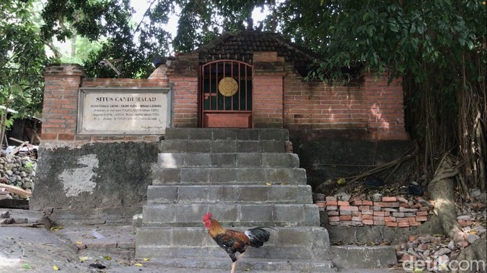 makam atau tempat persemayaman abu layon yakni abu jenazah Dewi Indu yang merupakan seorang Raja Lasem pada tahun 1351 M.