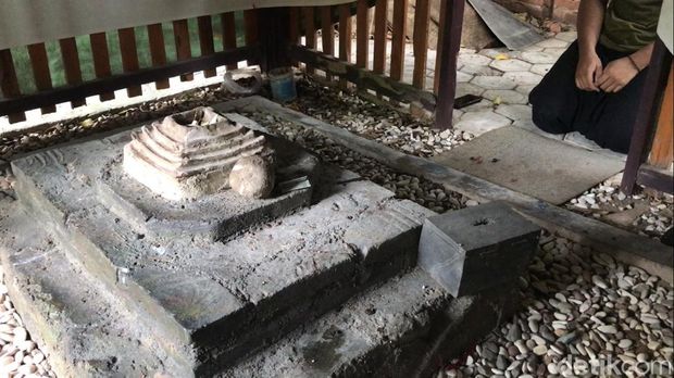 Makam atau tempat persemayaman abu 'layon' yakni abu jenazah Dewi Indu yang merupakan seorang Raja Lasem pada tahun 1351 M.