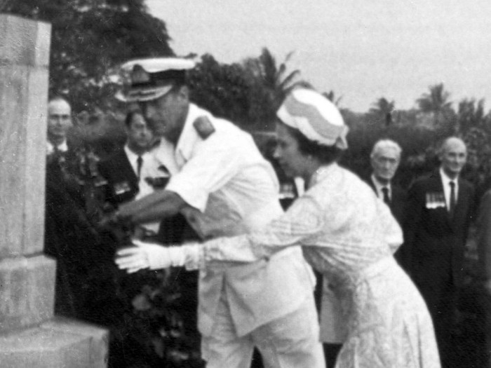 Ratu Elizabeth II di Indonesia Britains Queen Elizabeth II and Prince Philip, lay a wreath at the Allied War Cemetery at Menteng Puli, Indonesia, on March 19, 1974. (AP Photo)
