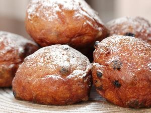 Resep Roti Goreng Kismis (Oliebollen) yang Renyah Legit untuk Camilan Sore