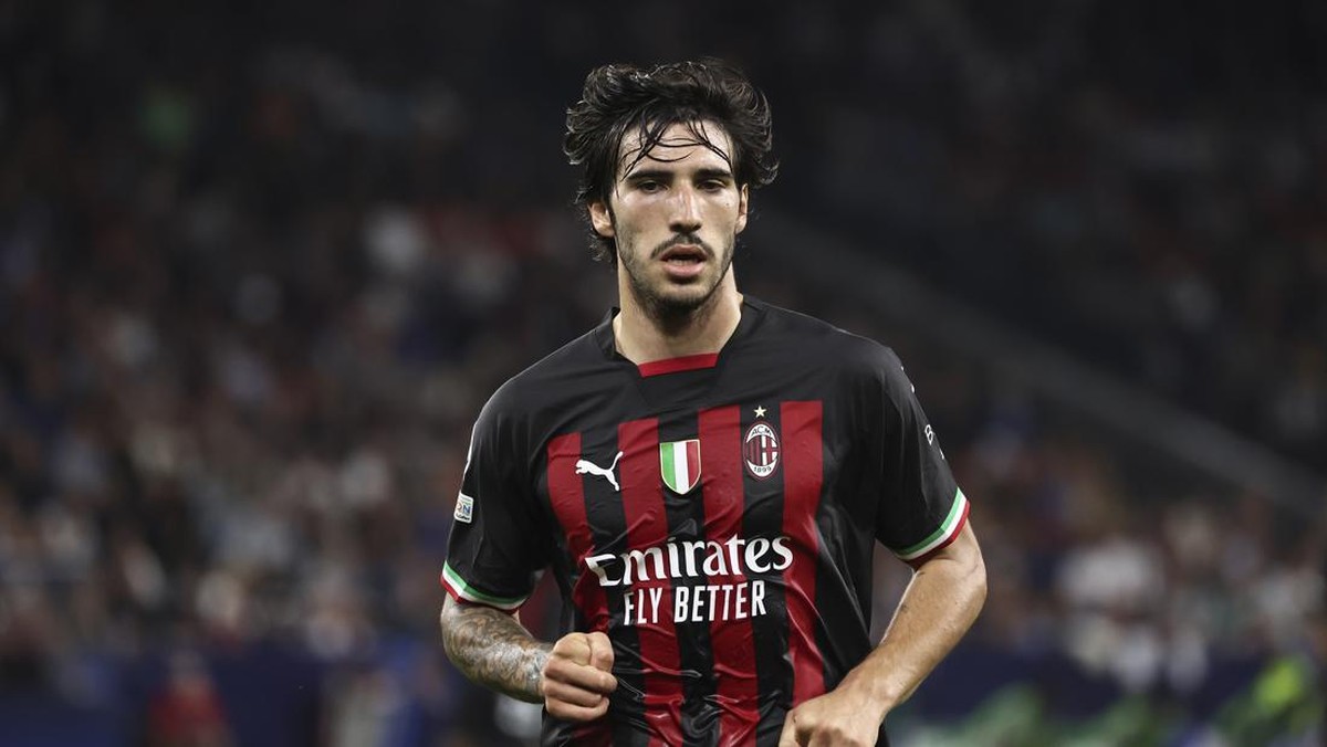 Sandro Tonali menjadi milik AC Milan sampai 2027. (Foto: AC Milan via Getty Images/Giuseppe Cottini)