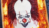 Badut menyeramkan dari film IT ternyata bisa muncul dari dalam oven. Pennywise yang menakutkan ini tersenyum lebar di atas sebuah lasagna. Foto: Instagram/saltyseattle