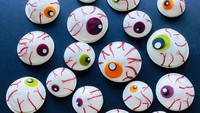 Cocok untuk disajikan saat pesta halloween, Linda Nicholson menyulap pasta menjadi bola mata yang menyeramkan. Garis pembuluh darah pada bola matanya juga dibuat semirip dan sedetail mungkin. Foto: Instagram/saltyseattle