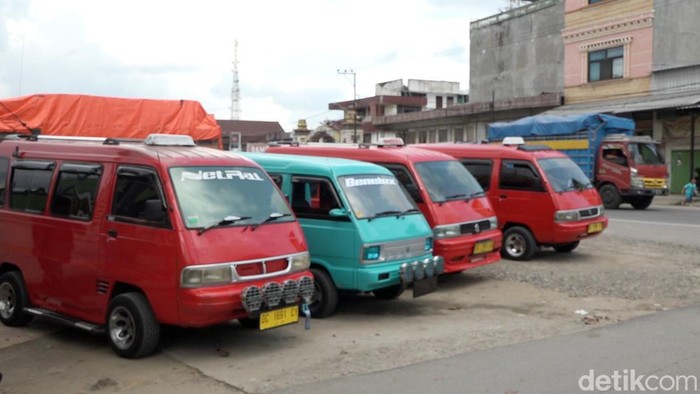 Sopir angkot (angkutan kota) di Kabupaten Polewali Mandar (Polman), Sulawesi Barat (Sulbar) mengeluhkan kenaikan harga BBM.