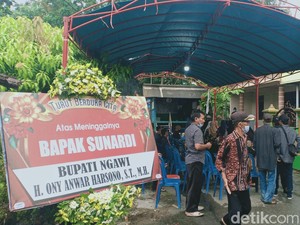 Suasana Duka Rumah Pejabat Ngawi-Korban Tewas Jip Terjun ke Jurang Bromo