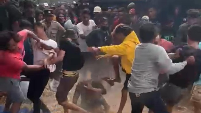 Tawuran remaja saat dangdutan di Tuban